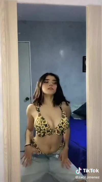 Que par tan rico tiene, solo de imaginar una rusa de ella me dan ganas de venirme 🤤🤤