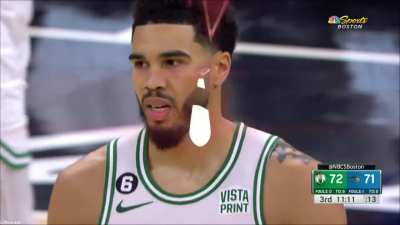 [Highlight] Jayson Tatum feeling himself as he makes the reverse layup without using the glass with the contact