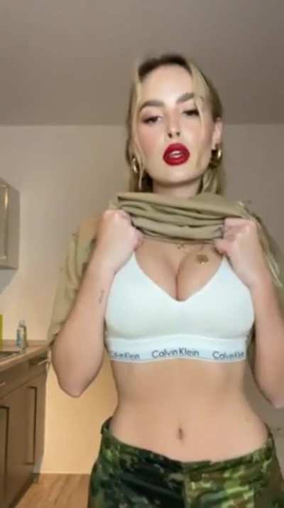 Elena Kamperi (L1NK C0MMENT)