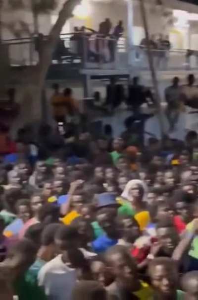 Seis mil imigrantes africanos - vcs podem ver pelo v&iacute;deo que s&oacute; h&aacute; mulheres e crian&ccedil;as - chegaram em 36 horas na ilha italiana de Lampedusa.