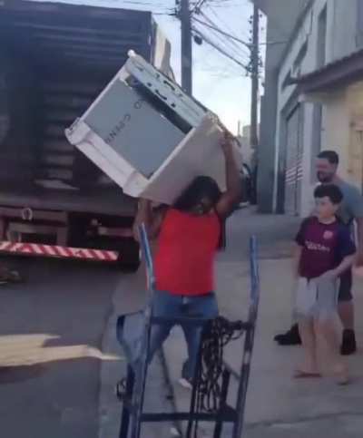 Ah, mas esses filmes onde sai todo mundo cantando e dan&ccedil;ando do nada n&atilde;o s&atilde;o realistas. O Brasil: