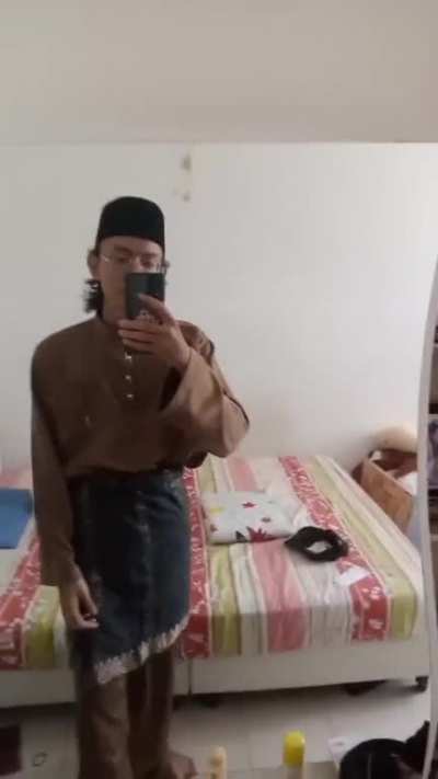 Hari ini raya aidilfitri maksudnya,ianya hari bermaaf-maafan sama keluarga korang