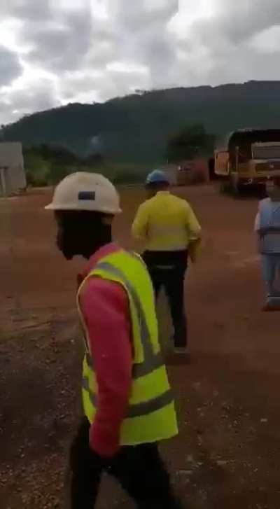 Man interrupts workers safety meeting and gets a deserving response