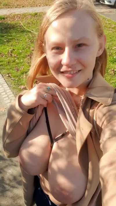 A short selfie video of a modest student's walk in a city park. Short because, contrary to appearances, a lot of people were circulating there.