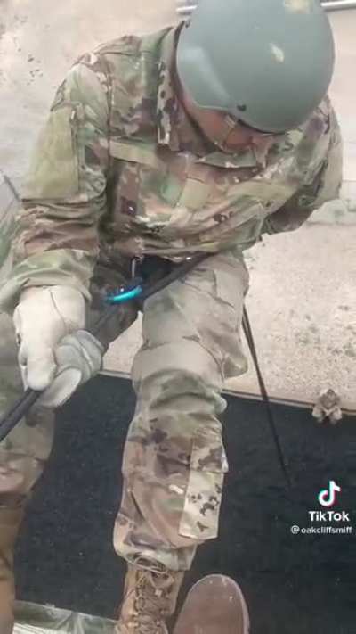 Drill Sargent teaches a soldier how to make it down using his gear