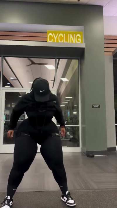 How could we get any workout done in the gym? Men of the the culture if a womsn with all that dragon in black leggings bulit like that at planet fitness?! 👀😍😤🤤🏋<wbr>‍♂️👐🍫<wbr>🍑🙏 #SheT<wbr>ookOv<wbr>erThe<wbr>Gym #Asstractons #Load<wbr>edLik<wbr>eSheG<wbr>otJun<wbr>kTruc<wbr>k #Yams<wbr>AnFri<wbr>edDuc<wbr>k #SouthernPl