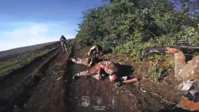Ukrainian fighters from the 4th "Rubizh" Rapid Reaction Brigade captured a group of Russian fighters. Some of them were wounded, they were given first aid.