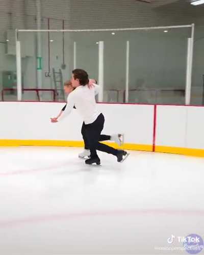 A partner iceskating tiktok I found (@oniceperspectives). I’m mesmerized!!! And love the burlesque too ;)