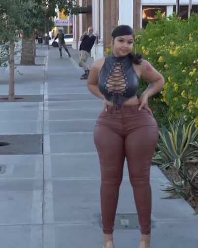 Bih thick as hell😵&zwj;💫