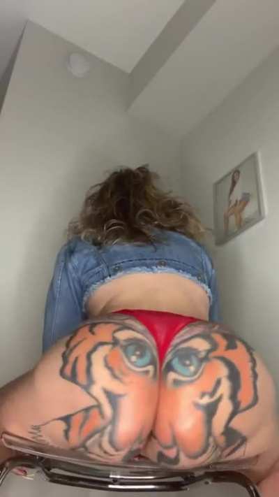 TygerBooty / Spreading those thick, deep cheeks
