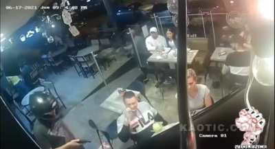 Customers calmly continue to eat chicken wings during armed robbery in Brazil