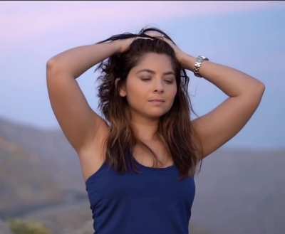 Sonalee Kulkarni flaunting her sexy clean shaven armpits. She is getting thicc now. Look at those arms and the way she pulls her hair back. Good Lord.