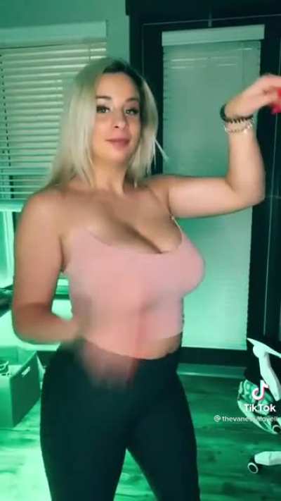 Jiggle Jiggle (@thevanessalovell)