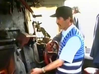 Lokomotifin ateş kutusunda k&ouml;fte ve &ccedil;ay yapan TCDD personelleri (1992)