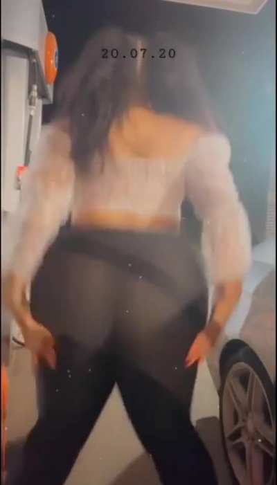 Heyghettobarbie The queen of the ghetto 😍👑🍑🍑🍑💎💰💸💸💸💸💸