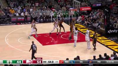 [Highlight] Trae Young no-look nutmegs Al Horford to beat the trap