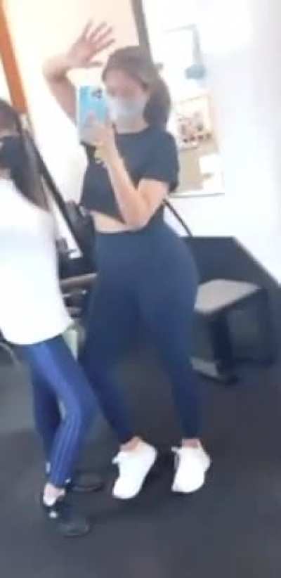Look how thick her legs are compared to Aria's!