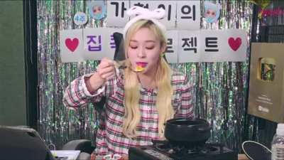 Gahyeon's reaction while eating a bit of hot food