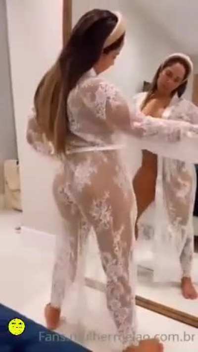 Mulher mel&atilde;o rebolando sua bucetinha com tes&atilde;o