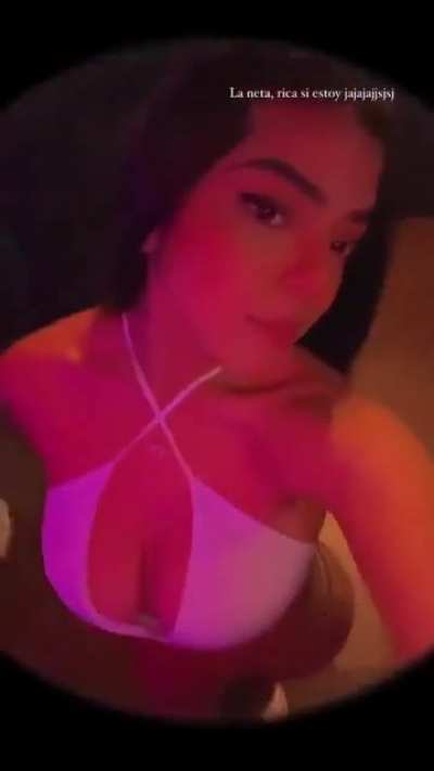 Nos enseña sus tetas la zorrita