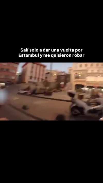 İspanyol turist İstanbulun ara sokaklarında motoruyla gezerken kaskında kamera olduğu için hırtlar tarafından saldıraya uğradı...