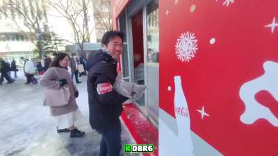 An Online Streamer Threw Snowball to a Japanese Volunteer