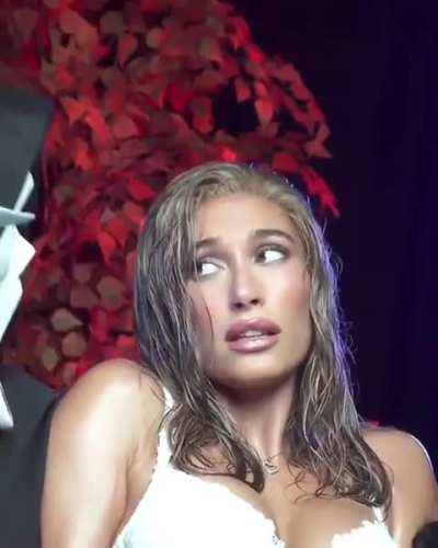 Hailey Baldwin 
