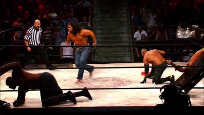 Johnny Mundo makes a spectacular entrance (Lucha Underground S01E05)