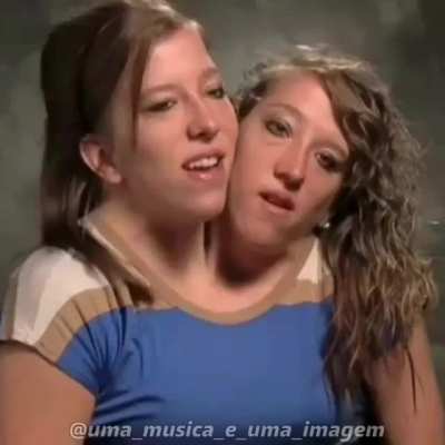 Se rir vai ter que ficar 3 minutos fora do quarto