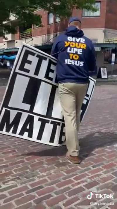Hero takes loudspeaker from religious nut job
