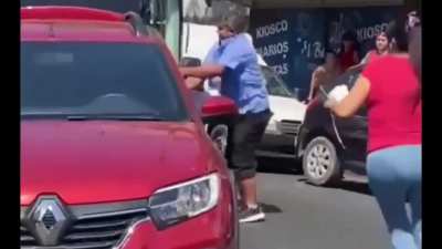 Le cruzaron el auto a un bondiman de la línea 298 y estalló de furia