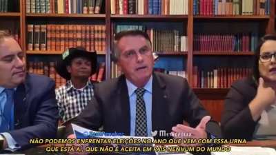 Em live Bolsonaro diz que n&atilde;o entrega a faixa em 2022 se perder elei&ccedil;&atilde;o ''na fraude''. Segundo o Presidente se acaso o STF barrar o voto impresso ''teremos problemas nas elei&ccedil;&otilde;es do ano que vem''.