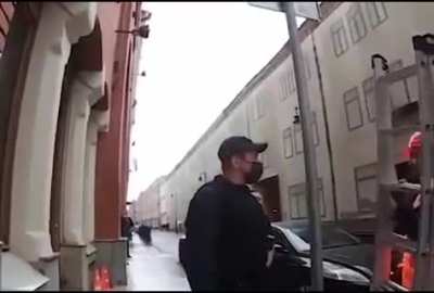 Активист Вадим Коровин приехал на парковку рядом со зданием ЦИК и обнаружил там стандартный знак паркинга вместе с табличкой &laquo;для служебных а/м ЦИК РФ&raquo;, которая является незаконной.