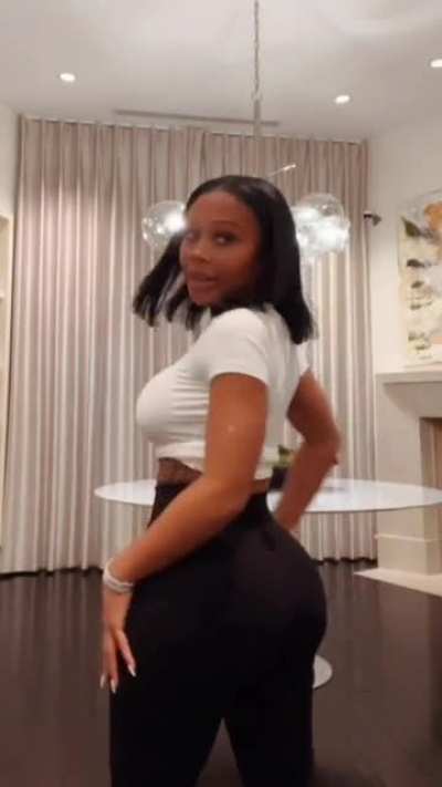 Twerking in legging Loop Video