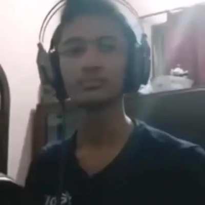 *le pega*