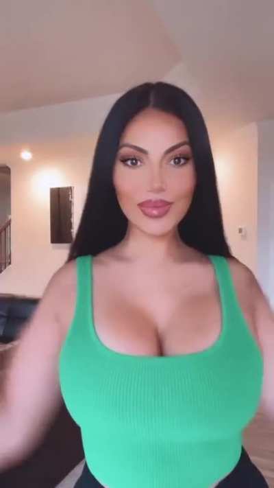 so busty omg