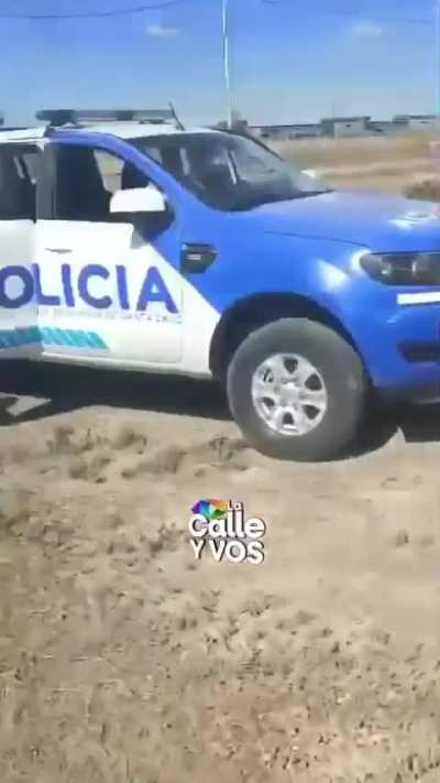 Un grupo de chicas denunció abuso de poder por parte de la policía de Santa Cruz luego de que fueran desalojadas de un predio de viviendas usurpado
