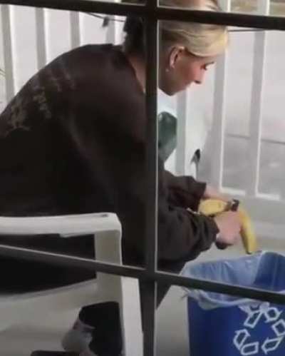 How to peel a banana 😂