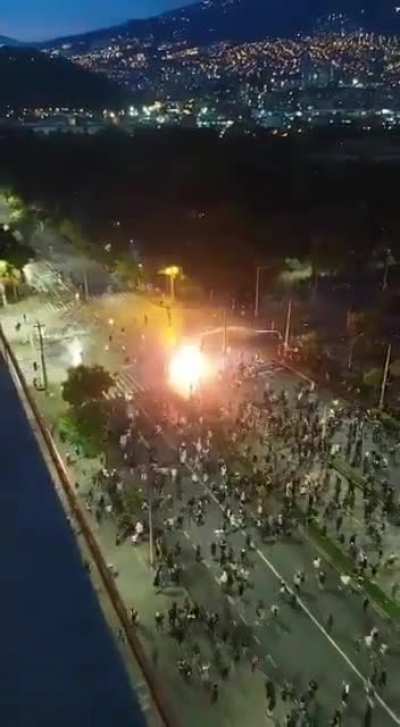 Crowds in Colombia throw molotovs on a water jet vehicle and force it to retreat