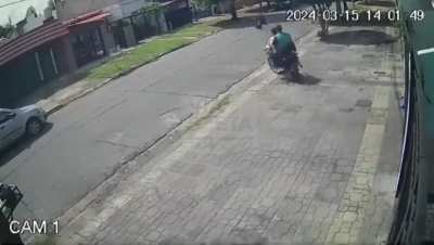 Chica evita el robo esquivando a la moto