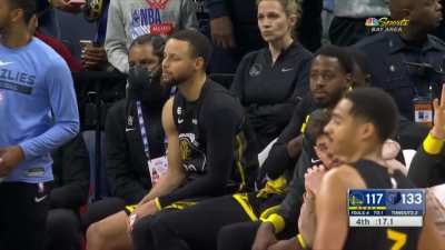 [Highlight] Sitting on the bench in a 16 point blowout, Klay counts his rings