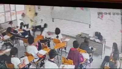 En una secundaria de Ramos Arizpe, Coahuila, un alumno que atac&oacute; con una navaja a su maestra en plena clase; el menor fue detenido mientras la profesora es reportada fuera de peligro. 
