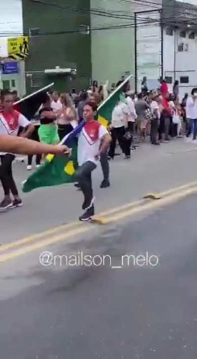 Aqui em Jo&atilde;o Pessoa, condado de Mangabeira, ocorreu o verdadeiro desfile c&iacute;vico.