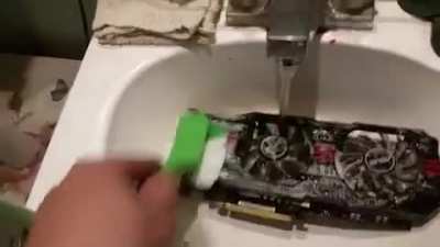 Cleaning my GPU😋