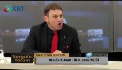 104 amiralden birisi olan, hayatını Atat&uuml;rk&ccedil;&uuml;l&uuml;ğe adamış, FET&Ouml;&rsquo;n&uuml;n yapacağı darbeyi 3 sene &ouml;nceden s&ouml;ylemiş, FET&Ouml;&rsquo;n&uuml;n ağır saldırıları y&uuml;z&uuml;nden emekli olmaya zorlanmış olan T&uuml;rker Ert&uuml;rk&rsquo;ten Hulusi Akar&rsquo;a yemin hatırlatması. (Video eskidir)
