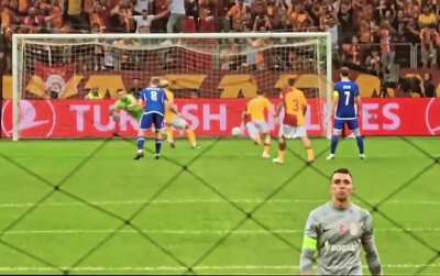 Muslera during Icardi&rsquo;s penalty kick