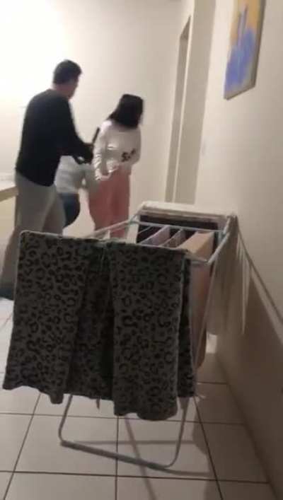 Jovens fazem muito barulho durante a madrugada e policial e a familia dele invadem a casa e acaba em confus&atilde;o (a mulher de mascara &eacute; a esposa dele e a de cal&ccedil;a rosa &eacute; a filha, as outras s&atilde;o as jovens que estavam fazendo barulho)