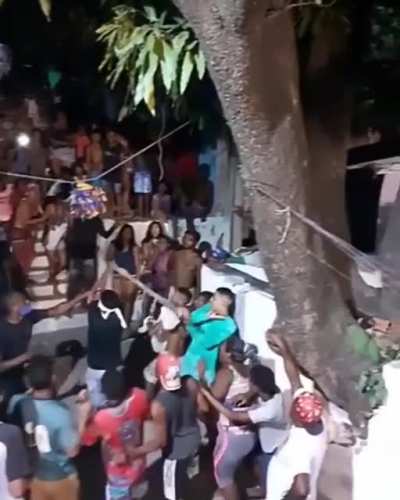 Eis que os crias frazem uma festa pro tio Z&eacute;! 1 eu shot ou meia banana e um slv