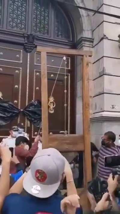 Guatemalans bring guillotine to parliament
