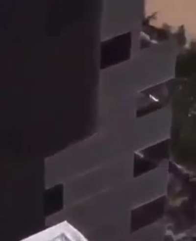 Quando eu do um bom dia para os meus vizinhos chatos que s&oacute; fofocam que eu amo tanto ( so que n&atilde;o)
